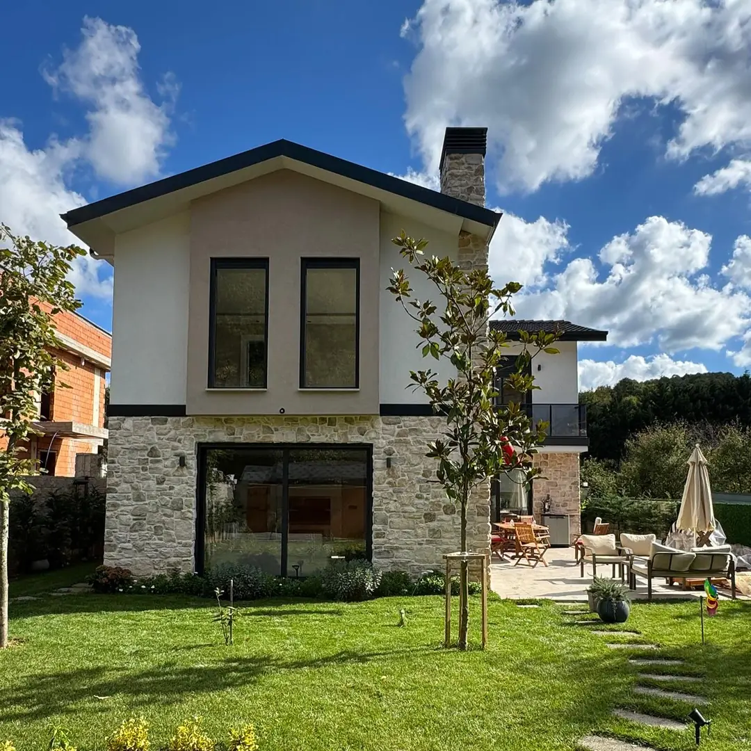 Satmazlı Evi'nin bahçe cephesi: tamamlanmış ev ve yerleşmiş bahçe (fotoğraf)