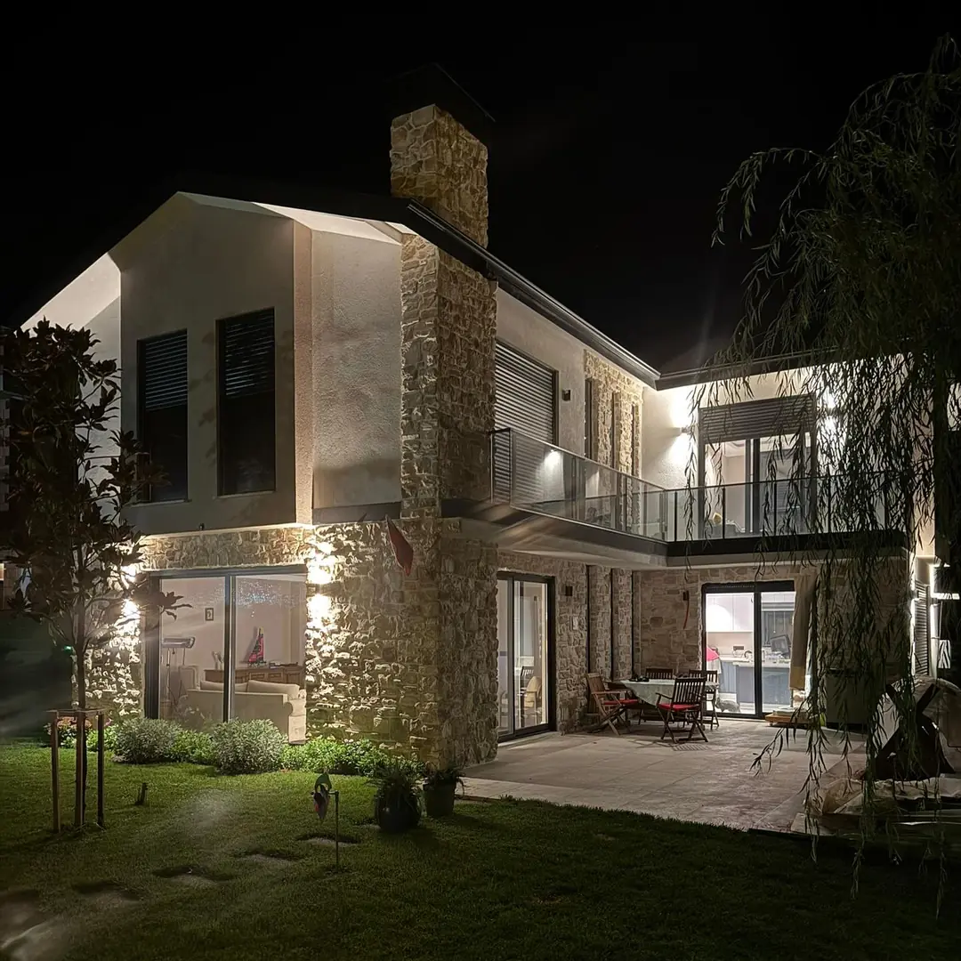 Satmazlı Evi: gece cephe aydınlatmasıyla tamamlanmış ev (fotoğraf)